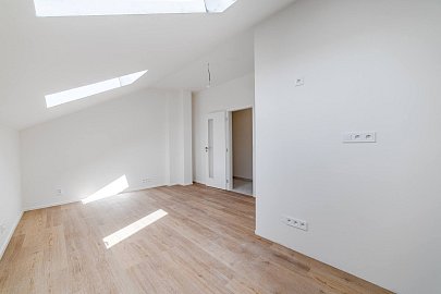Prodej bytu 1+kk 27 m², Kolmá, Praha-Vysočany